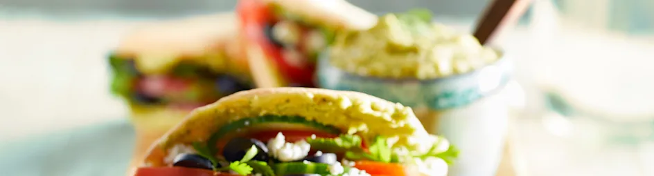Pita met korianderhummus, feta en olijven
