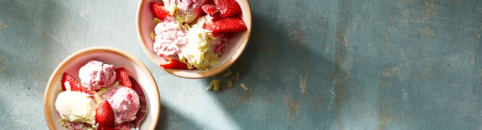 Yoghurt-aardbeienijs met witte chocolade