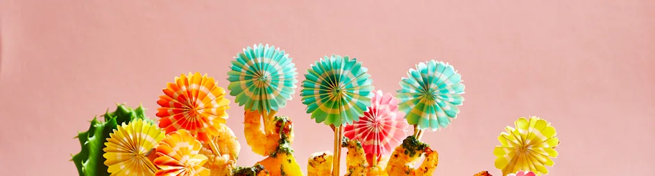Garnalenspiesjes met mango en limoensalsa