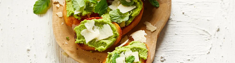 Crostini met tuinbonenhummus