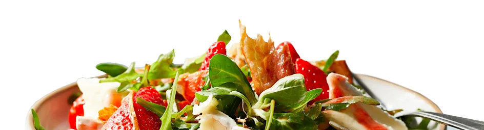 Salade met aardbeien, parmaham en brie