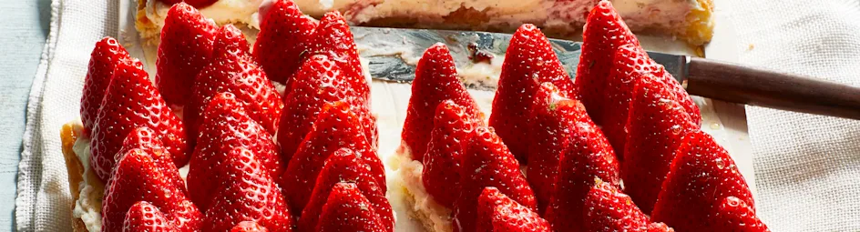 Aardbeienplaattaart met vanillehoning en tijm