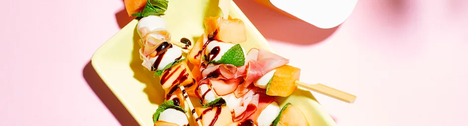 Hamspiesjes met meloen en mozzarella