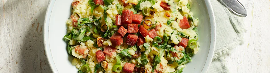 Paksoi-stamp met knapperige salami