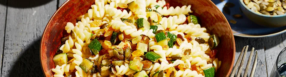 Fusilli met courgette, tomaat en rozijnen