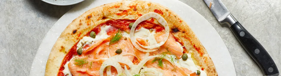 Pizza met citroen-mascarpone en gerookte zalm
