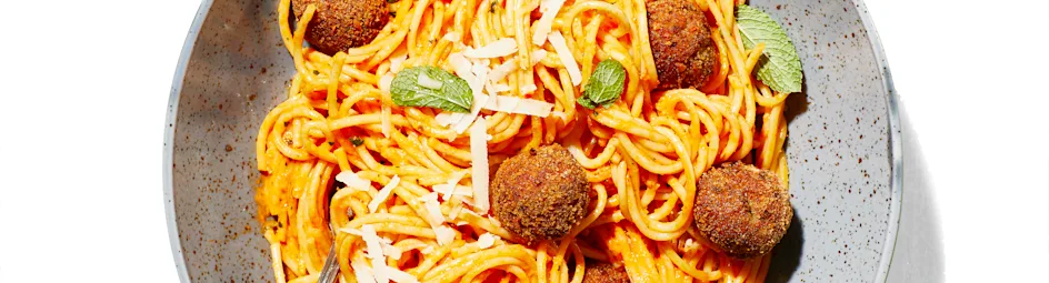 Spaghetti met aubergineballetjes en paprika-muntsaus