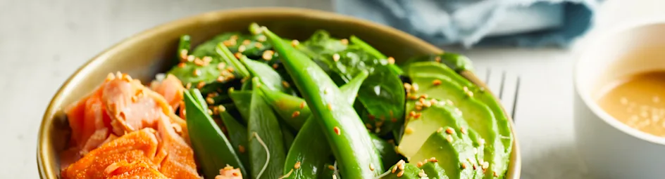Saladebowl met avocado en zalm