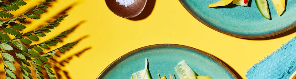 Friszoete mangosalade met gefrituurde garnalen