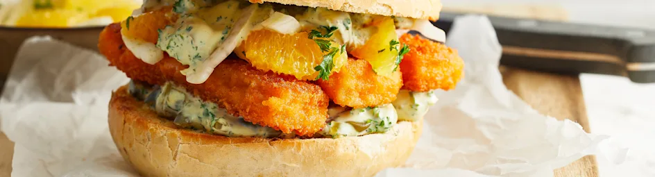 Visstickburger met venkelsalade en ravigotesaus