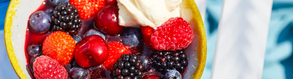 Aardbei-frambozencoulis met zomerfruit