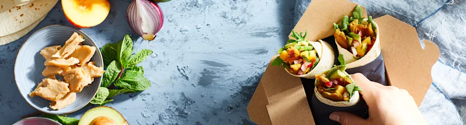 Vega ‘kipwraps' met perzik-limoensalsa