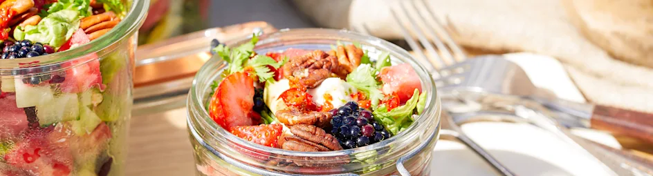 Zomerfruitsalade met avocado, feta en peperdressing