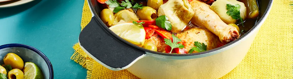 Kipstoof met citroen, artisjok en olijven