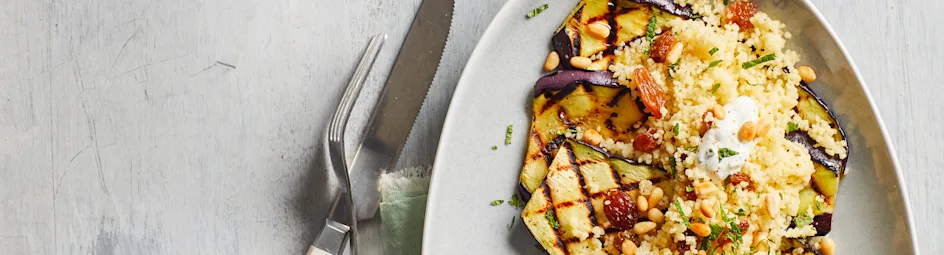 Gegrilde aubergine met couscous en yoghurtsaus