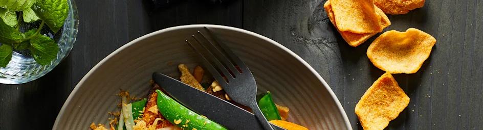 Salade van geroosterde pompoen met sugarsnaps en pindadressing