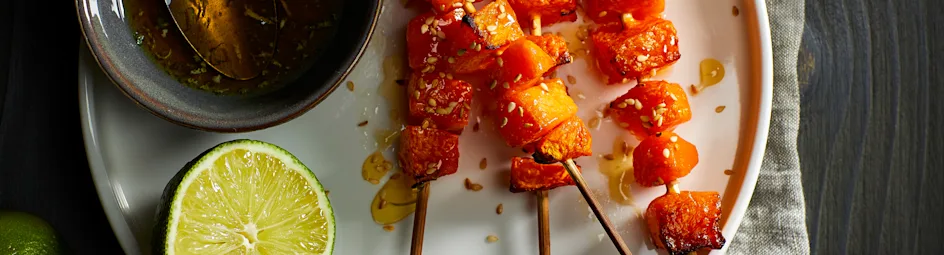 Geroosterde pompoensaté met limoenhoning en sesam