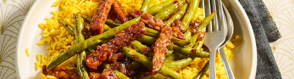 Sambal goreng tempé met boontjes en gele rijst