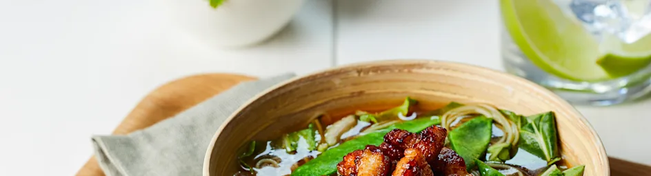 Pho met knapperige spekreepjes en paksoi