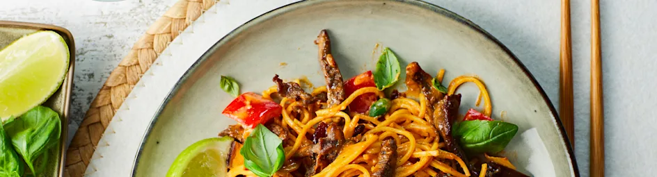 Currynoedels met biefstuk en aubergine