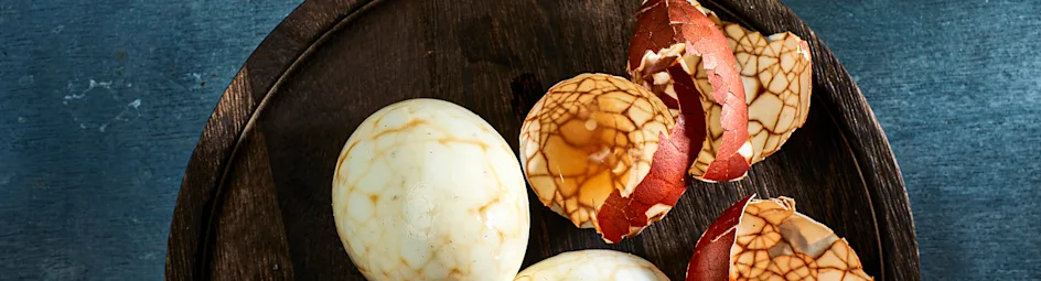 Gemarmerde eieren met ketjap-sambaldip