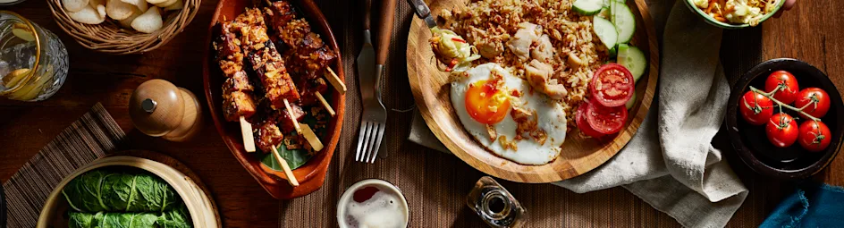 Vega-saté met gebakken uitjes en sesam