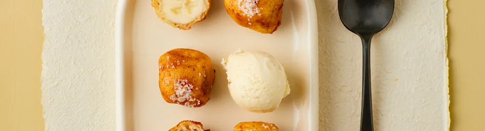 Gefrituurde bananenkussentjes met roomijs