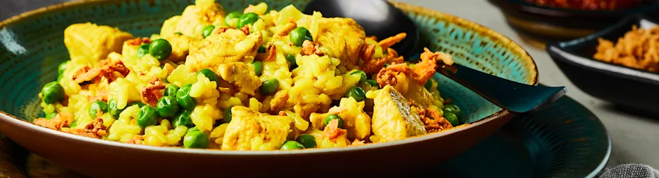 Oosterse kip-kerrie rijstschotel