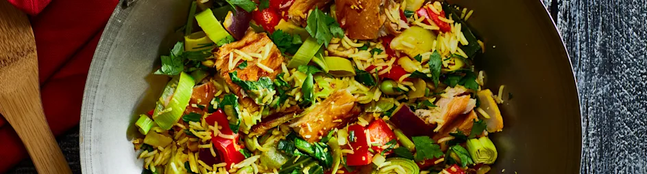 Roerbakschotel met gerookte makreel