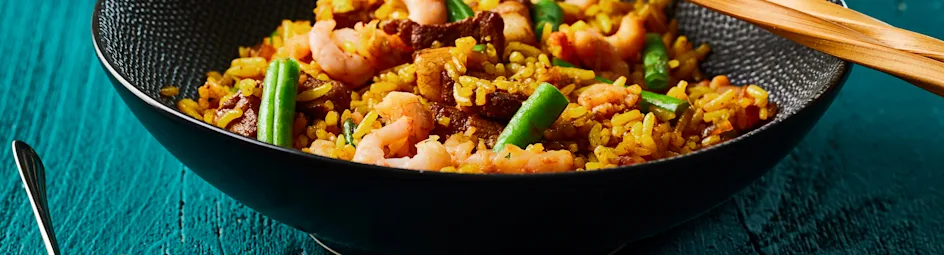 Rijstschotel met spek en garnalen