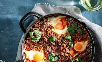 Oosterse linzenschotel met eieren