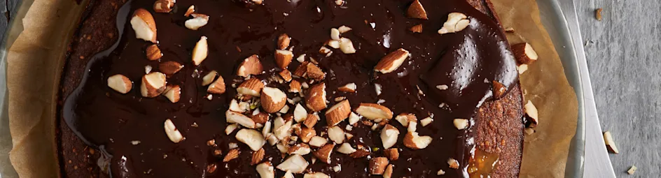 Chocolade-amandeltaart met sinaasappelglazuur