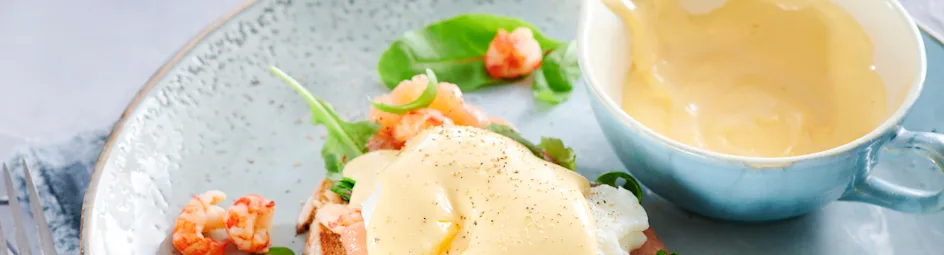Gepocheerd ei hollandaise met zalm en rivierkreeftjes