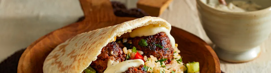 Pitabroodjes met gehaktballetjes en zilvervlies-tabouleh