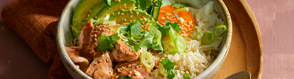 Zilvervliesrijst-bowl met gepocheerde zalm en avocado