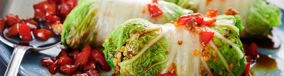 Rolletjes van Chinese kool met ketjapsaus