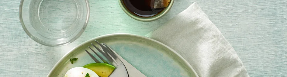 Hash browns van zoete aardappel met avocado en ei
