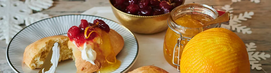 Scones met cranberry-sinaasappeljam