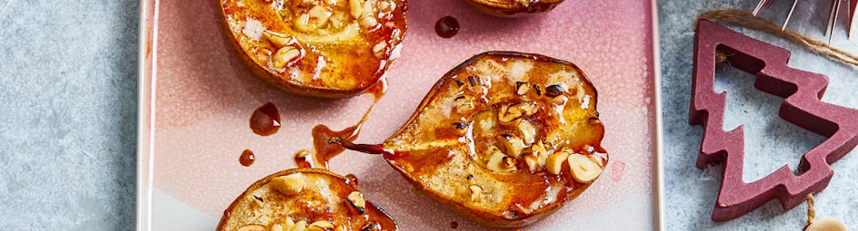 Gebakken peren met hazelnoten en honing