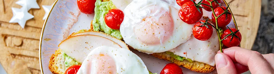 Smashed avocado met gepocheerd ei, kip en tomaatjes