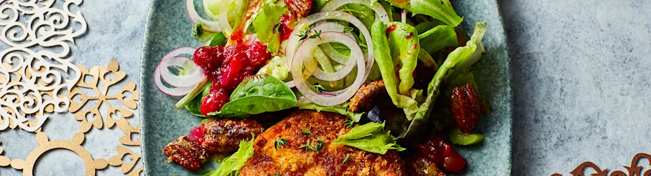 Salade met warme geitenkaas, gekaramelliseerde pecannoten en cranberrychutney