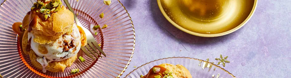 Soezen met ijs, pistache en mokkasaus