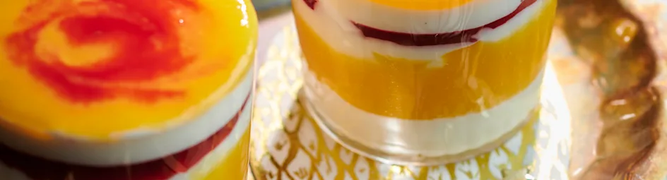 Perzikdroom met frambozensaus