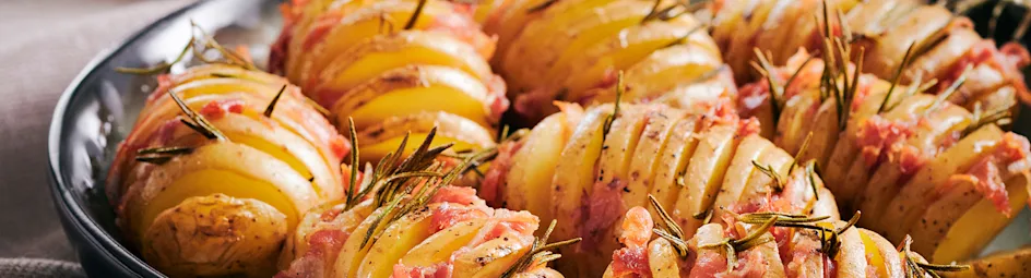 Hasselback-aardappels met groene kruiden en krokant spek