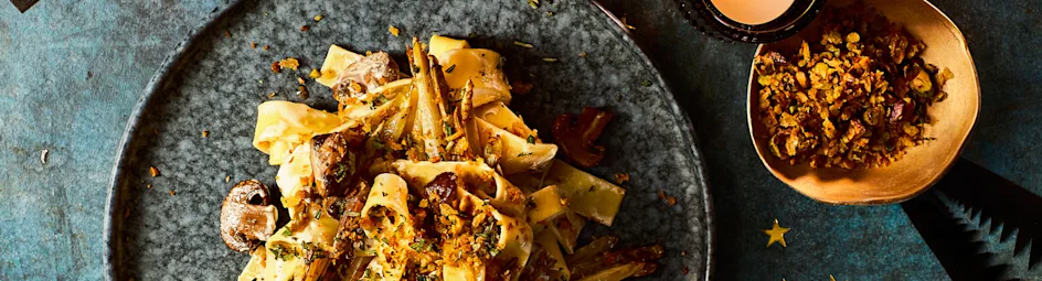 Pappardelle met kastanjechampignons, witlof en pistache-kruidentopping
