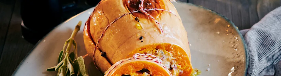 Gevulde pompoenrollade met geitenkaas en salie