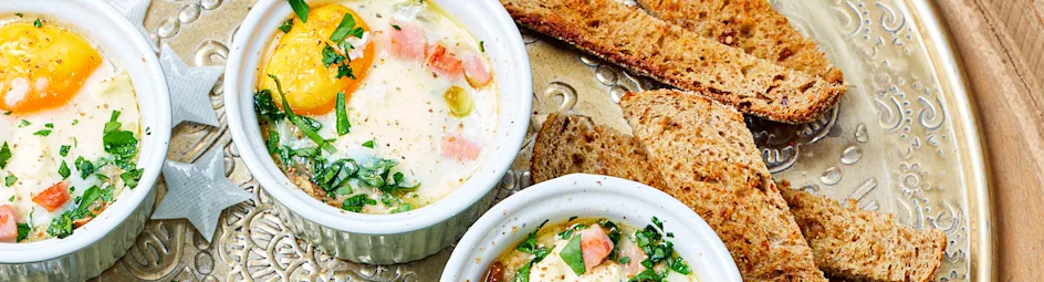 Oeufs en cocotte met champignons en spekjes