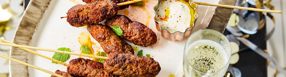 Mini-kebab met frisse yoghurtsaus