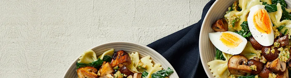 Pastabowl met paddenstoelen en walnotencrumble