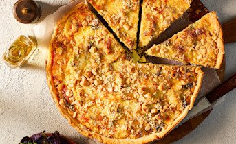Paddenstoelentaart met pastinaak, komijnekaas en hazelnoten